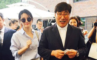 Diện mạo đối lập giữa Lee Young Ae và ông xã doanh nhân 