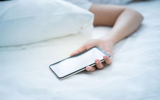 10 việc chúng ta vẫn làm trong phòng ngủ hóa ra có hại hơn cả tưởng tượng