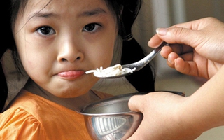 Mẹ nghĩ ngàn cách tẩm bổ, con vẫn gầy trơ xương
