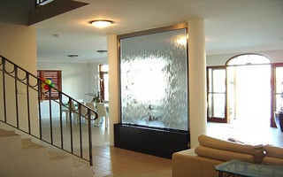 Trang trí phòng khách với thác nước mê hoặc khách đến chơi nhà