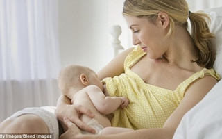 Bà mẹ trẻ cho thuê bầu sữa để kiếm tiền