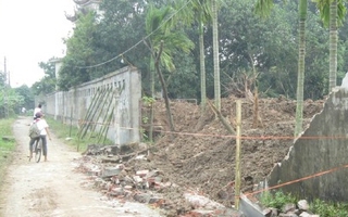 Thái Bình: Bị tường đè trên đường đi học, 3 học sinh thương vong