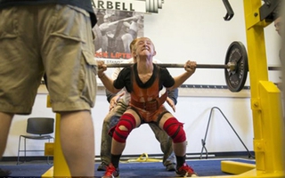 Cậu bé 14 tuổi nâng tạ hơn 100kg