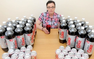 Bà mẹ uống 16 lít nước coca mỗi ngày