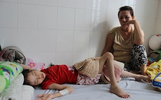 Đắng lòng cảnh bé gái mồ côi "đi ngoài" bằng đường miệng  