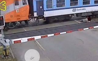 Kinh ngạc cụ ông bị tàu hỏa đâm vẫn không hề hấn gì