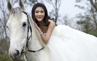 Cô gái xinh đẹp đăng biển quảng cáo... tuyển chồng