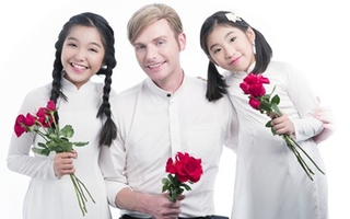Thí sinh GMTQ nhí diện áo dài trắng như thiếu nữ bên thầy Kyo York