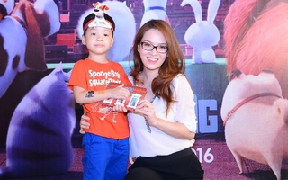 Đan Lê diện đồ công sở đưa con đi xem phim cuối tuần
