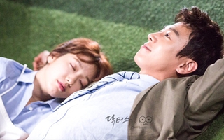 Fan hú hét khi Park Shin Hye "nằm gọn" trong vòng tay Kim Rae Won