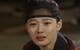 "Mây họa ánh trăng": Mỹ nữ giả trai Kim Yoo Jung bị xử tử hình trước mặt Thái tử