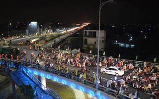 Cầu vượt 3 tầng 2.000 tỷ "tê liệt" trong ngày đầu thông xe