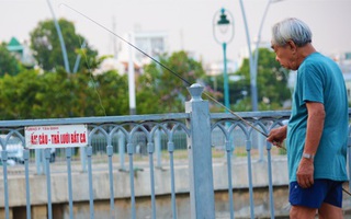 Phớt lờ biển cấm, cần thủ vẫn vô tư câu cá trên kênh Nhiêu Lộc