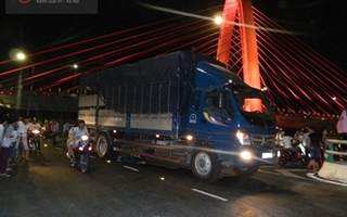 Nam sinh 19 tuổi bị xe tải cán chết trên cầu vượt 3 tầng Ngã Ba Huế
