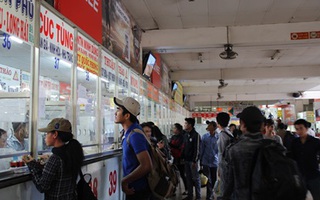 Người dân đổ xô đi nghỉ lễ, bến xe đông đúc quá tải
