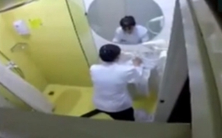 Trung Quốc: Nhân viên khách sạn nổi tiếng lau toilet bằng khăn tắm của khách