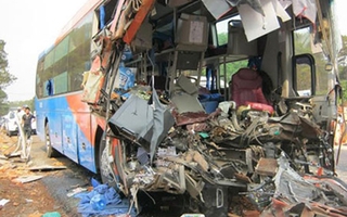 Hiện trường vụ tai nạn kinh hoàng, 2 người chết, 16 người bị thương