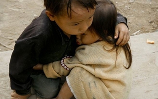Bức ảnh “Dỗ em” của Na Sơn trở thành ảnh “nạn nhân động đất ở Nepal”