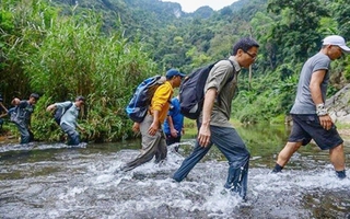 Bức ảnh Phó thủ tướng Vũ Đức Đam lội suối đến hang Sơn Đoòng gây sốt mạng