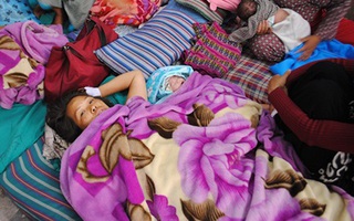 Khoảng khắc không thể quên của bà mẹ sinh con ngay thời điểm động đất ở Nepal