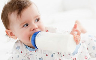 Rủi ro nghiêm trọng khi bé uống nhiều sữa mỗi ngày 