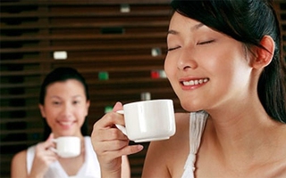 Uống cà phê đẹp da