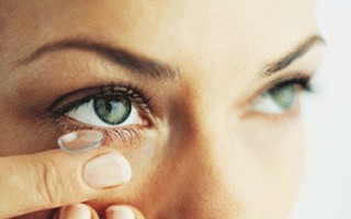 Bị amip ăn giác mạc từ đeo kính áp tròng