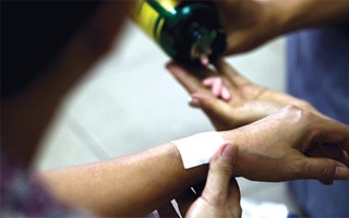 Hiểm hoạ khi tự dùng thuốc thấp khớp