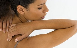 Mách chị em cách trị mụn ở lưng để tránh viêm da