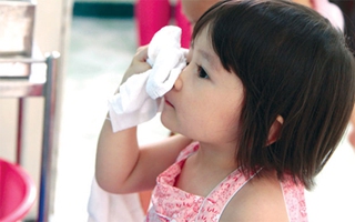 Trong nhà có người đau mắt đỏ, làm gì để không lây?