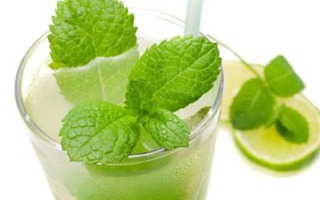 Những đồ uống giúp vòng eo thon gọn trong nắng hè