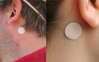 Miếng dán chống say tàu xe tiềm ẩn nhiều tác dụng phụ