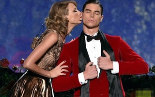 Taylor Swift "đá đểu" Harry Styles, hôn má vũ công