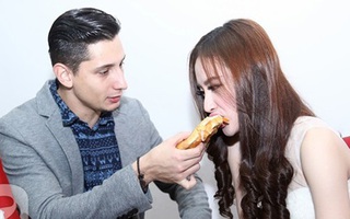 Bạn nhảy Tây tình cảm đút bánh mì cho Angela Phương Trinh
