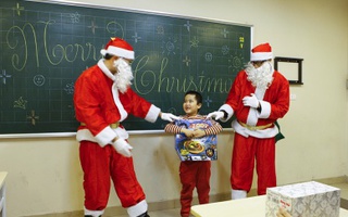 Ông già Noel "cháy" khách dịp Giáng sinh