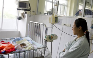 Đau lòng cảnh 2 bé sơ sinh bỏng nặng do sưởi ấm than củi  