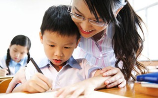 Thầy cô gia sư: trò bắt nạt, phụ huynh soi, quà cáp ít