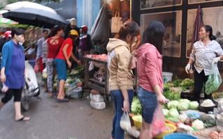 Lo sợ mưa bão, người dân Hà Nội ùn ùn đi mua đồ ăn tích trữ