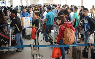 Sân bay chật cứng, trễ một phút không được đi
