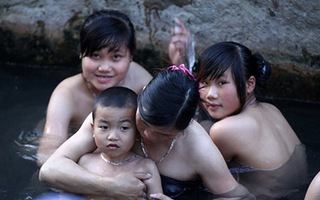 Ngắm thiếu nữ người Thái “tắm tiên” ngày tết