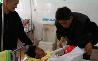 Rót xăng làm cháy nhà, 5 người nhập viện cấp cứu