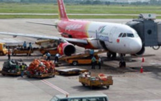 Khách mở tung cửa thoát hiểm của máy bay Vietjet