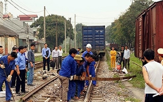 Tàu hỏa trật đường ray giữa Hà Nội