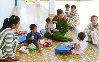 Những đứa trẻ trong trại giam