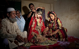Cảnh tượng buồn của những "cô dâu 8 tuổi" ở Bangladesh