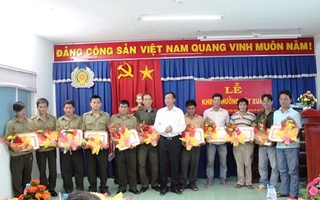 Thưởng nóng 66 người giải cứu bé gái kẹt dưới giếng