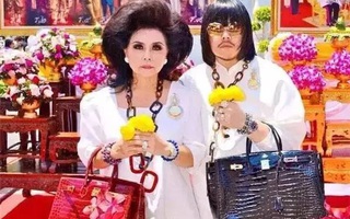 Mẹ và con trai rủ nhau khoe hàng hiệu mỗi ngày trên mạng xã hội