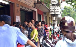 80.000 đồng/lần xếp hàng thuê mua bánh trung thu truyền thống