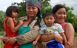 Nỗi lòng của người cha 2 chị em “giống khỉ”