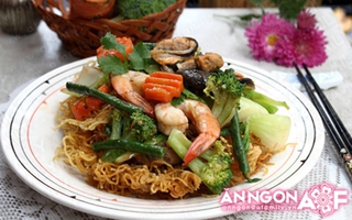 Tuyệt chiêu mỳ xào giòn chinh phục cả nhà 